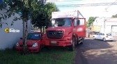 Caminhão desgovernado atinge três veículos no Bairro São Cristóvão