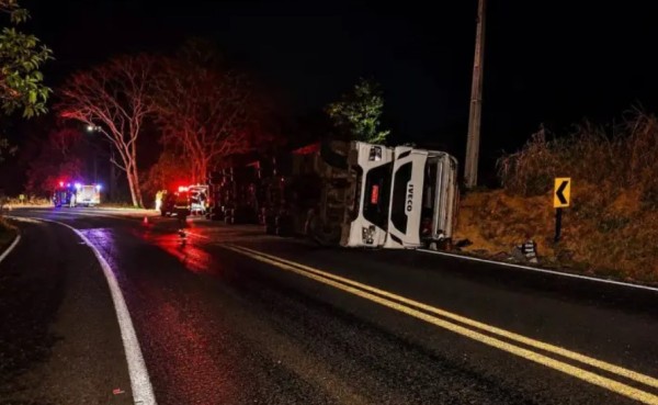Motorista fica ferido após caminhão tombar na PR-475 entre Francisco Beltrão e Verê