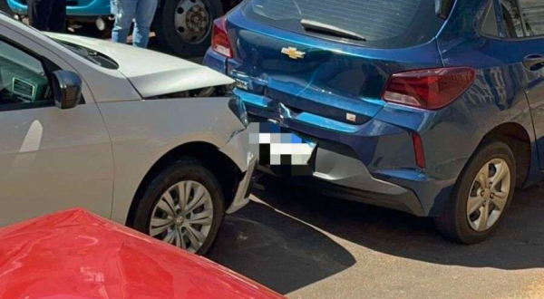 Colisão em sequência deixa um ferido e bloqueia trecho da Rua Mandaguari