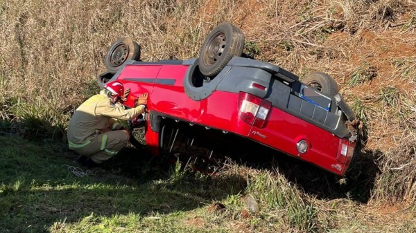 Motorista fica ferido em capotamento registrado entre Flor da Serra do Sul e Marmeleiro