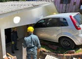 Carro invade residência e fica "entalado" em estrutura em Cunha Porã