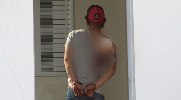 Homem descumpre medida protetiva, é supostamente esfaqueado e acaba preso
