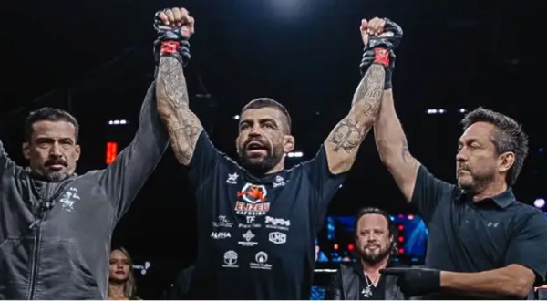 Beltronense Elizeu Capoeira estreia com nocaute e vence luta principal da Liga Monstro Combate