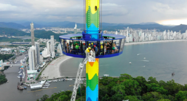 Turistas ficam presos em torre de Balneário Camboriú após falha