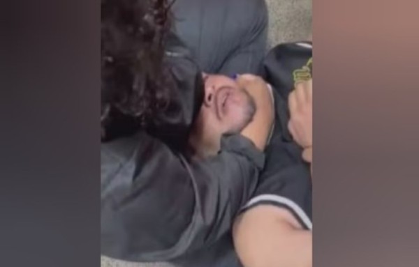 Pai agride professor após filha ser repreendida por usar celular 