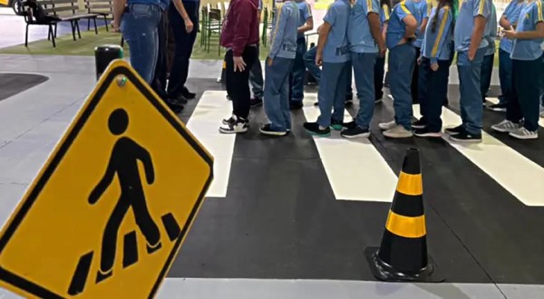 Projeto leva aulas práticas de trânsito para estudantes