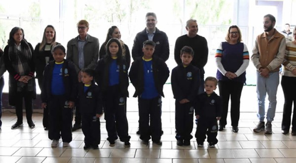 Alunos da Municipal Higino Antunes Pires Neto recebem uniformes
