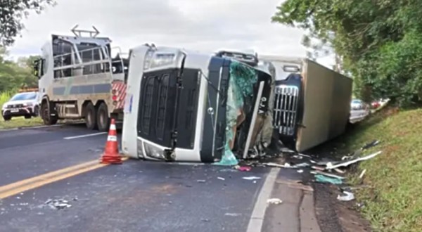 Motorista fica ferido após caminhão tombar na PRC-280