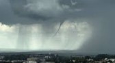 Tempo 'vira' e parte do Paraná recebe novo alerta de tempestades intensas; veja onde e a previsão do tempo