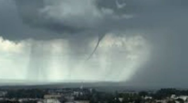 Tempo 'vira' e parte do Paraná recebe novo alerta de tempestades intensas; veja onde e a previsão do tempo