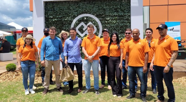 Cresol recebe representantes do BNDES no seu stand, no Show Rural