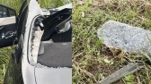 Rocha cai de caminhão, arranca teto de carro e fere motorista