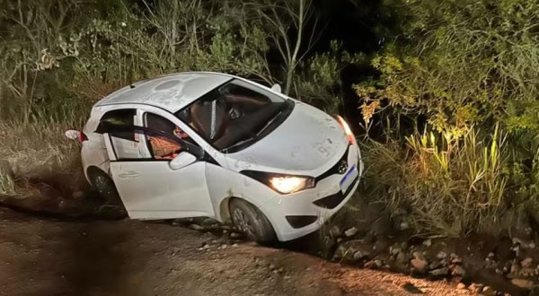 Mulher é encontrada esfaqueada dentro de carro no Paraná; homem diz que ela foi assaltada, mas vítima afirma que foi atacada por ele