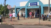 Covid-19: população lota posto de saúde em busca de vacina