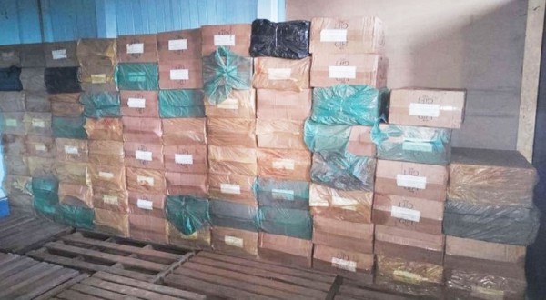 Polícia apreende 350 caixas de cigarro contrabandeado e prende homem