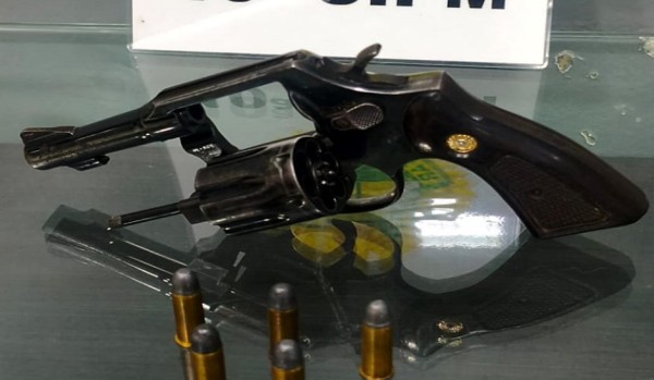 Homem é preso por porte ilegal de arma de fogo