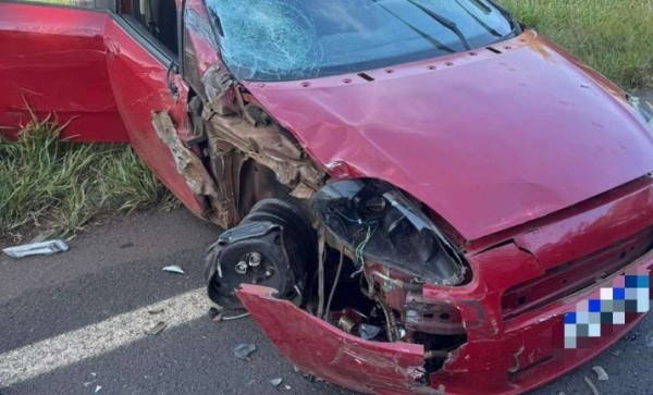 Mulher desmaia após colisão entre carro e caminhão