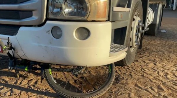 Ciclista fica ferido em colisão com caminhão no bairro Sadia