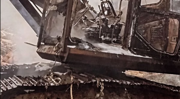 Máquina florestal é destruída por incêndio durante trabalho no interior de Vargem Bonita