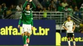 Hulk faz dois, mas Palmeiras volta a vencer no Brasileirão e entra no G-4