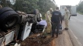 BR 280 - Homem morre após carreta perder o controle em curva