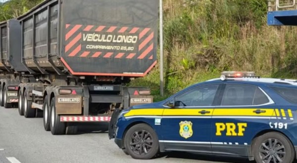 Bitrem com placa de PVC e 37 toneladas de carga acima do permitido é apreendido na BR-376, no Paraná