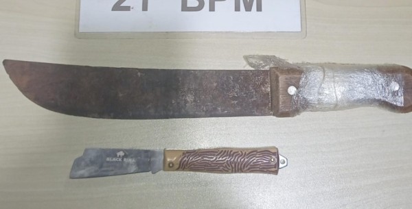 Mulher de 58 anos é presa após ameaçar servidores com facão e canivete