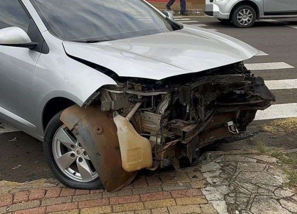 Colisão entre dois carros é registrada em Francisco Beltrão e versões divergem