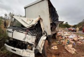 Caminhão capota e motorista é ejetado do veículo na PR-562
