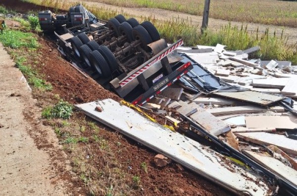 Jovem de 18 anos fica preso às ferragens após caminhão tombar na “Curva da Morte” em Guarujá do Sul