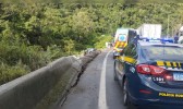 Casal morre após carreta tombar na descida da serra da BR-376