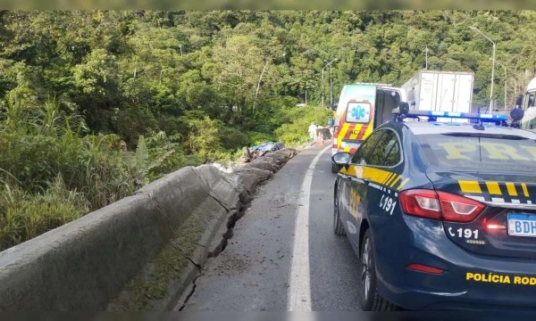 Casal morre após carreta tombar na descida da serra da BR-376