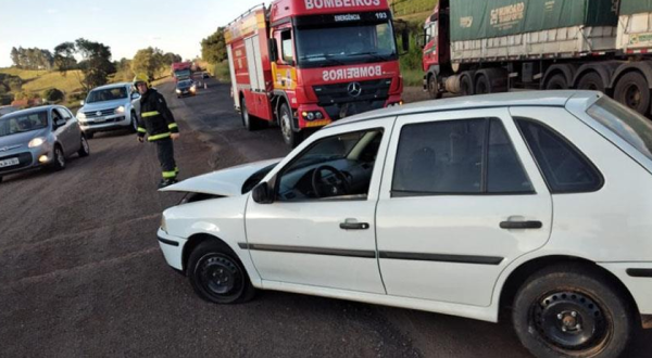 Acidente entre carro e carreta deixa dois feridos na BR 163