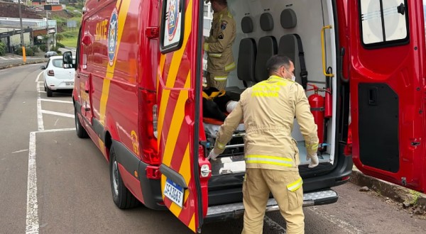 Motociclista fica ferido após queda ao tentar evitar colisão