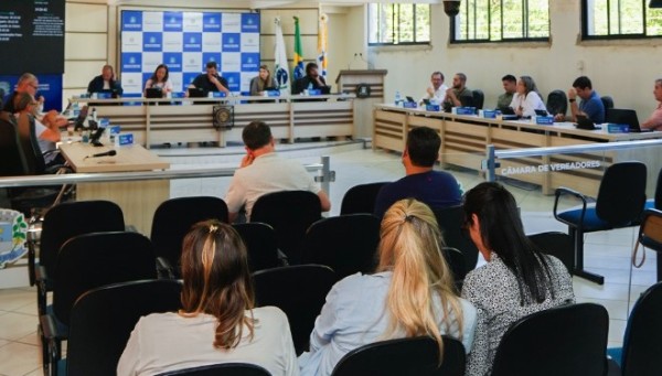 Legislativo derruba veto do prefeito e cria Fundo Municipal para Construção de Calçadas