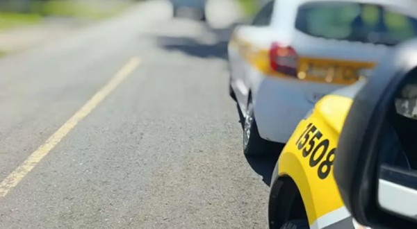 Instrutora de autoescola é flagrada dirigindo com CNH cassada no Paraná