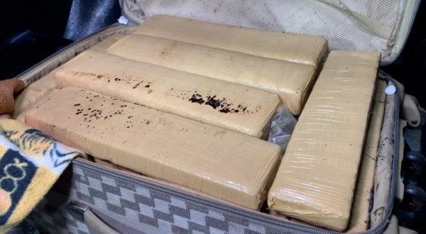 Jovem é flagrado pelo BPFron com 30 quilos de maconha em ônibus na PR 182 em Realeza