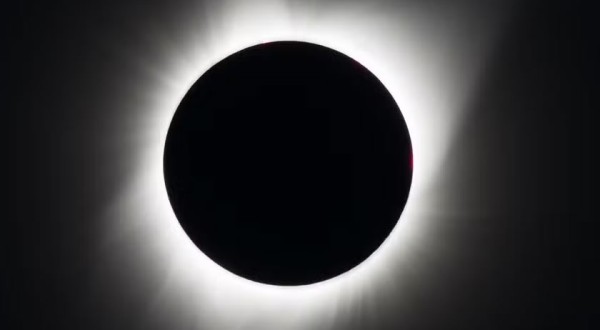 Eclipse solar total de amanhã vai cruzar a Europa; veja curiosidades sobre o fenômeno