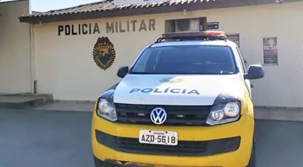 Após agredir companheira, homem usa machado para destruir parte de residência vizinha
