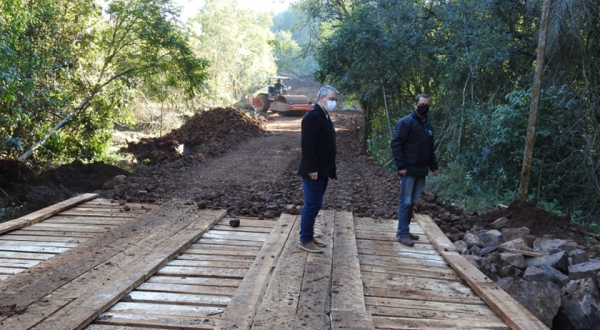 Secretaria de Obras trabalha na recuperação de estradas e pontes nos bairros e interior
