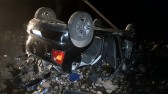 Três pessoas ficam feridas após automóvel cair da ponte do Rio Pinhalito