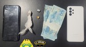 Duas pessoas são detidas por posse de drogas e suspeita de tráfico