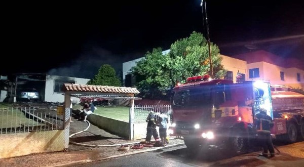 Residência, veículo e motocicleta são destruídos por incêndio