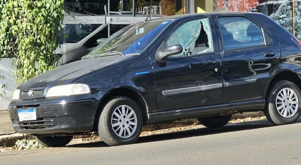 Colisão entre carro e moto deixa motociclista ferido