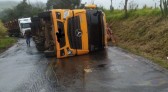Caminhão tomba e interdita rodovia PR-180 em Marmeleiro