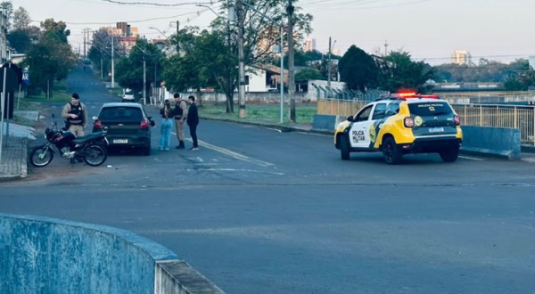 Pai e filho ficam feridos após colisão entre motocicleta e carro