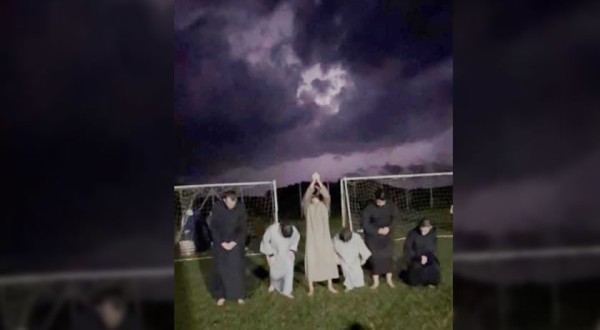 Raio ilumina nuvem em formato de coração durante ensaio da Paixão de Cristo em Santa Catarina e emociona fiéis