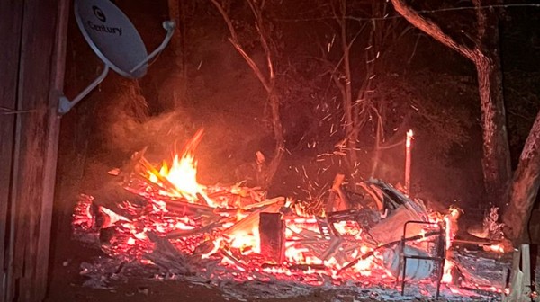 Rapaz é preso após agredir o avô e incendiar residência