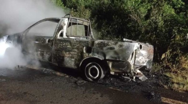 Veículo é destruído por incêndio às margens da PR-180