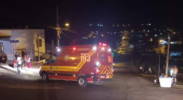 Duas pessoas ficam feridas em colisão entre carro e moto